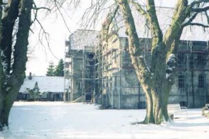 Sühlen: Zur Kupfermühle: ehemalige Kupfermühle [Zettlersche Mühle]: bei Renovierung: vorne Mühlengebäude mit Gerüst, dahinter Wohn- und Verwaltungstrakt mit Gerüst: hinten links Nebengebäude Arbeiterwohnkate