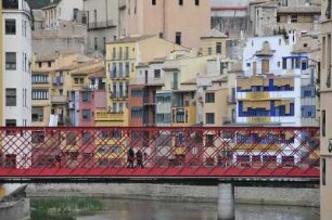 Girona - Fußgängerbrücke von Eiffel : Die Fußgängerbrücke "Pont de les Peixateries Velle" über den Fluß Onyar wurde 1877 von Gustave Eiffel konstruiert. Aufgenommen am 16. April 2012 in der Altstadt von Girona