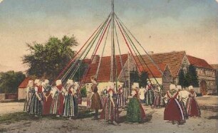 Schulfest in Hoyerswerda : Gesellschaftliche Volkskultur - staatliche und andere öffentliche Veranstaltungen. Ort: Wojerecy / Hoyerswerda. Schulfest, Bändertanz. Postkarte