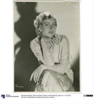 Herta Schröter in Kleid von Max Becker