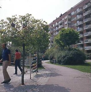 Hansjakob, Gottfried; München - Neuperlach Mitte; Wohnring Neuperlach - Innenraum Wohnring, Grünanlage mit Erholungsflächen, Spielplatz, Aufnahme mit Passanten