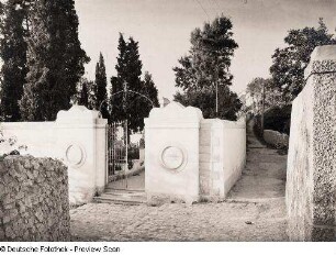 Anacapri. Friedhof. Einfriedungsmauer mit Eingangstor