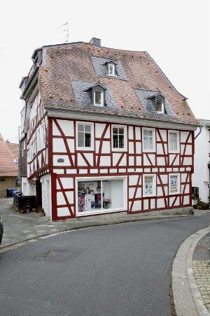 Ehem. Gasthaus ''Zum Löwen'' (Wohnhaus); Kronberg, Eichenstraße 3, Vogelgesanggasse 1, Mauerstraße 2
