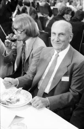30. Tagung 1980 Chemiker; Eröffnung Festhalle; Sitzreihen: Vladimir Prelog