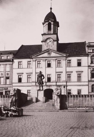 Teplitz, Rathaus : Teplitz (Teplice/Tschechien). Rathaus und Mozartdenkmal (1925; F. Metzner) ander Nordseite des Marktplatzes