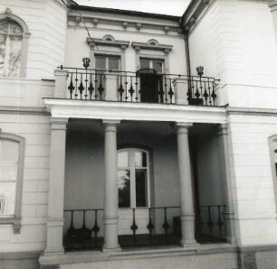 Dresden-Mickten, Kötzschenbroder Straße 24/26. Villa (um 1895). Seitenansicht von Westen