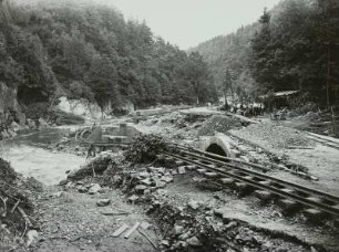 Müglitztal zwischen Glashütte und Schlottwitz. Zerstörte Eisenbahnbrücke und Brückenbogen der älteren Straßenbrücke nach der Unwetterkatastrophe vom 8./9. Juli 1927
