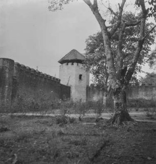 Militärverwaltung : Wachturm und Umgebungsmauer der alten deutschen Militärverwaltung.