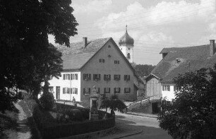 Utting: Dorfhäuser und Zwiebelkirchturm