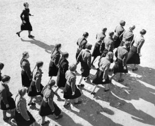 Weimar. Bund Deutscher Mädel (BdM). Mädchengruppe in Marschformation mit Nachzüglerin