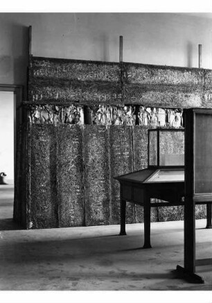Sicherung der Kunstwerke vor Kriegseinwirkungen im Samarra-Saal des Museums für Islamische Kunst im Pergamonmuseum, Raum 4