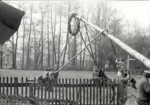 Maibaum in Spohla : Gesellschaftliche Volkskultur - Frühling. Ort: Spale / Spohla. Aufstellen des Maibaumes