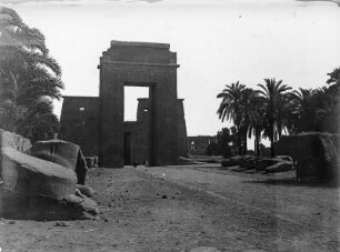 Der Pylon Amenofis : Pylon am Eingang des Tempels Amenofis II in der Tempelanlage von Karnak. Blick entlang der Widderstraße.