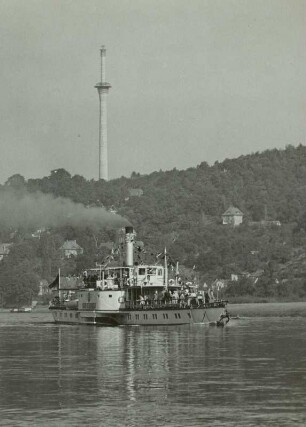 Dresden. Personen-Seitenraddampfer "Bad Schandau" (1892, Werft Blasewitz) vor den Wachwitzer Höhen mit Fernsehturm : Dresden, Elbdampfer Bad Schandau