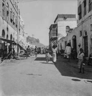 Geschäftsstraße : Blick entlang einer belebten Geschäftsstraße in Aden