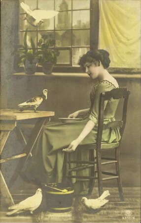 [Frau am Tisch mit Tauben]