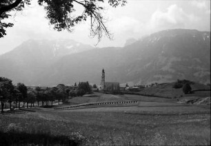 Pfronten: Blick auf Ort mit Kirche [St. Nikolaus]