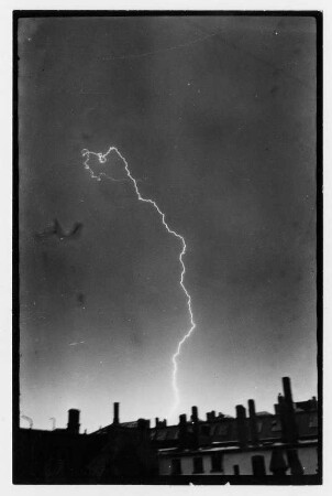 Blitz am nächtlichen Himmel einer Stadt
