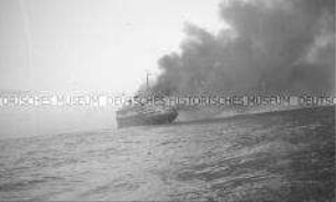 Selbstversenkung des Hochseepassagierdampfers "Columbus" am 19. Dezember 1939, Blick vom Rettungsboot auf den brennenden Dampfer