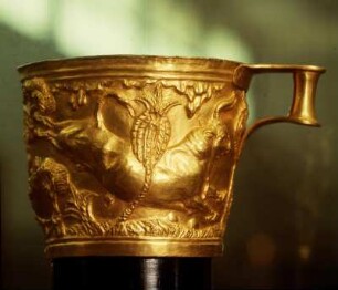 Vaphio-Becher: Stierfang mit dem Netz : Athen. Archäologisches Nationalmuseum. Goldbecher aus Kuppelgrab von Vafio, Höhe: 8 cm, 15. Jh. v. Chr. Raub aus Kreta. Fang von Wildstieren