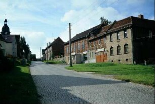 Pflasterstraße mit Häuserzeilen; Gasthof mit altem Tanzsaal