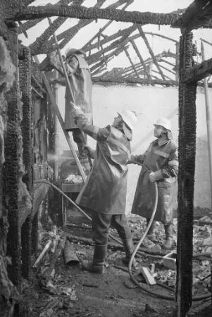Großbrand im rückwärtigen Teil eines zweigeschossigen Wohnblocks in der Lindenallee 36 in der Rheinstrandsiedlung