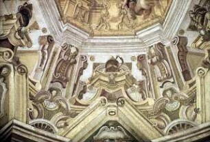 Randzone mit illusionistischer Architekturmalerei