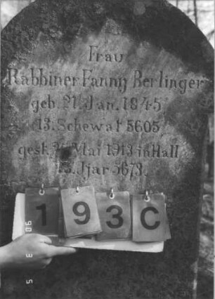 Grabstein 193 (Index: 99608878) Material: Sandstein Zustand: leicht verwittert Maße HxBxT: 125x60x23 cm Beschreibung: Stele, profilierter Sockel, Rundbogenabschluß mit Rundbogenfries, Schriftfeld eingetieft mit Rundbogenabschluß Besonderheit: kulturhistorisch wertvoll / hist.-wiss. Gründe (Rabbinersgattin): Grabstein 193C