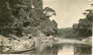 Fünf Männer in einem Einbaum an den "Dongoschnellen" auf dem Fluss Ngoko