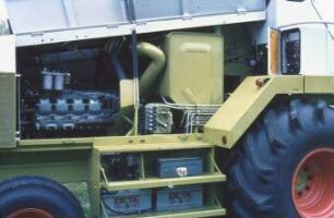 Fotografie: Erntetechnik, Feldhäcksler selbstfahrend, Antriebs- und Anbausystem, Verbrennungsmotor, Dieselmotor