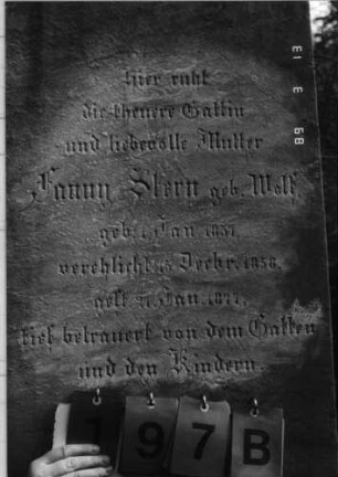 Grabstein 197 (Index: 100093678) Maße HxBxT: 217x65x30 cm Symbolik: Kranz: Grabstein 197B