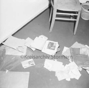 Rathaus: Ordnungsamt: Einbruch: Mappen und Schriftstücke auf Boden: 11.11.1970