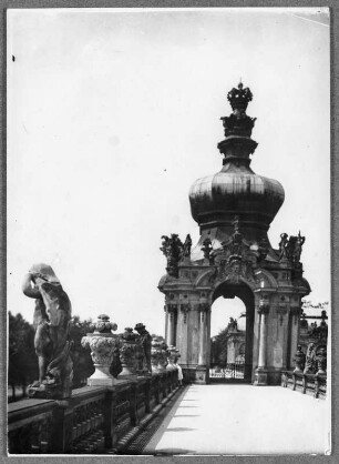 Dresdner Zwinger, Blick über die Langgalerie auf das Kronentor