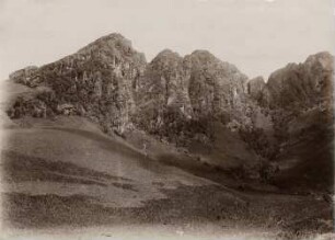 Ruminahui. Nördliche Fortsetzung der Caldera-Rückwand von Westnordwest aus. Deutliche Schichtung und vertikale Absonderung