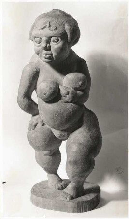 Stehendes Weib (Schwangere Frau) : Stehendes Weib (Schwangere Frau). Holz; ca 50 cm. 1921. Ausstellung: Entartete Kunst. Dresden, Lichthof im Rathaus, 23. September - 18. Oktober 1933