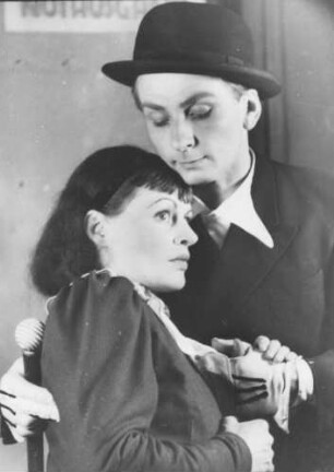 Hamburg. Bühnen im Haus Altona. Die Schauspieler Gisela von Collande (1915-1960) und Arno Assman (1906-1979) während einer Aufführung des Theaterstückes "Die Dreigroschenoper" von Bertholt Brecht.