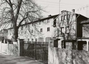 Radebeul, Mittlere Bergstraße 8. Remise und Kutscherhaus sowie Speichergebäude (um 1880)