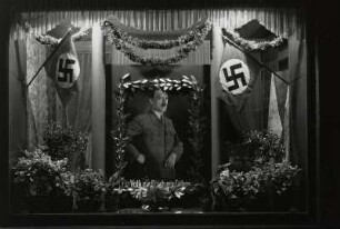 Roßwein. Schaufensterdekoration der Firma Ruckert zu Adolf Hitlers 50. Geburtstag am 20.4.1939 mit Hitlerportrait und Hakenkreuzfahnen