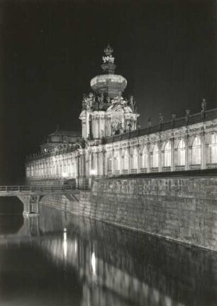 Dresden-Altstadt. Zwinger (1709-1728, M. D. Pöppelmann). Langgalerie mit Kronentor. Ansicht über den Zwingergraben