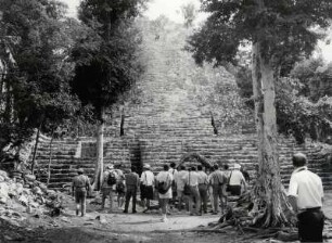 Yukatan, Coba, die Pyramide La Iglesias mit Touristengruppe
