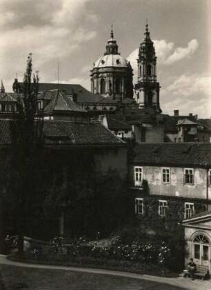 Prag. Kleinseite. Nikolauskirche. Blick von den Vrtba-Gärten