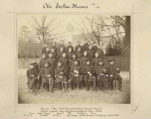 21 Kadetten (stehend) und ihre sieben Lehrer (sitzend) des Obertertia-Kurses 1902/1903 im Garten der Kadettenanstalt Karlsruhe