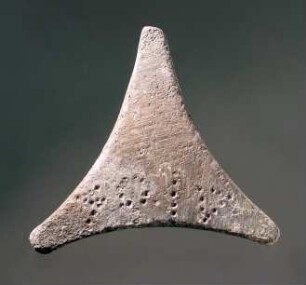 Dreizackiges sternförmiges Gewicht (pheidonischer (?) Standard) mit griechischer Inschrift (ΔΙΟΣ, punktiert)