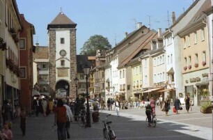 Villingen: Fußgängerzone Rietstraße mit Tor