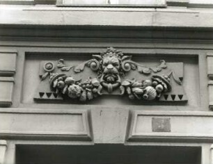 Görlitz, Landeskronstraße 3. Wohnhaus (1889). Relief über der Haustür