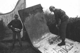 Britische Soldaten beim Abriss der Grenzmauer in der Falkenseer Chaussee/Spandauer Straße