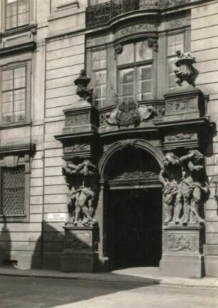 Prag. Palais Clam-Gallas (1707-1713; J. B. Fischer von Erlach, M. A. Canevalle). Portal mit Atlanten (M. B. Braun)