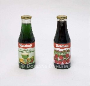 Zwei Sirup-Flaschen "Himbeer" und "Waldmeister"