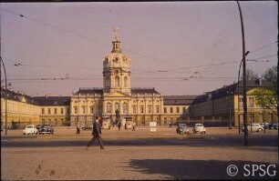 Berlin, Schloss Charlottenburg, Blick vom Spandauer Damm in den Ehrenhof und auf die Fassade.