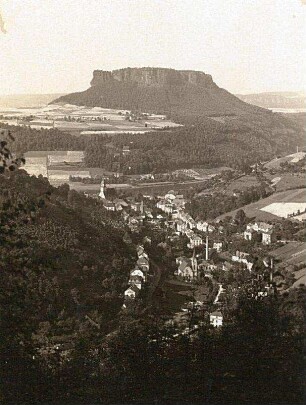 Sächsische Schweiz. Blick vom Diebskeller am Quirl auf Hütten, Königstein und den Lilienstein